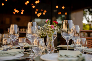 Copos e taças em cima de mesa decorada pra festa © Dales Hoeckesfeld