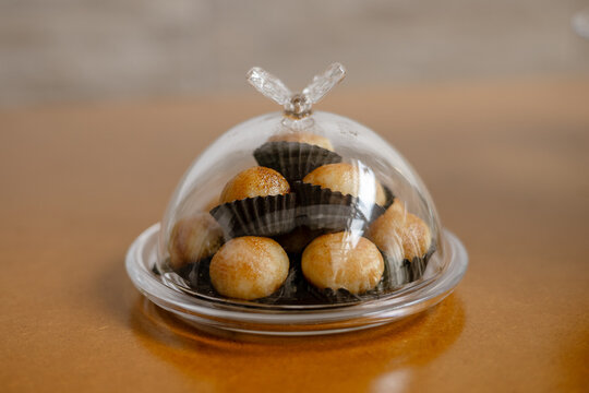 Doce de festa com cobertura em cima de mesa decorada