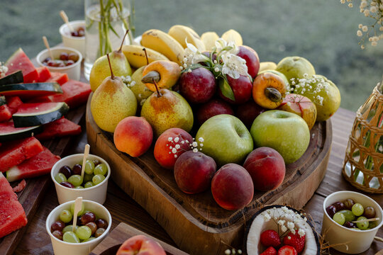 Frutas saud&aacute;veis em mesa cheia de produtos naturais