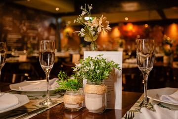 Detalhes de decoração de festa em cima da mesa de restaurante © Dales Hoeckesfeld