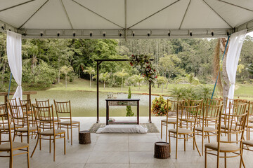 Local para casamento com lago ao fundo © Dales Hoeckesfeld