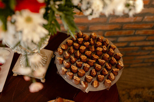 Doce de festa com cobertura em cima de mesa decorada