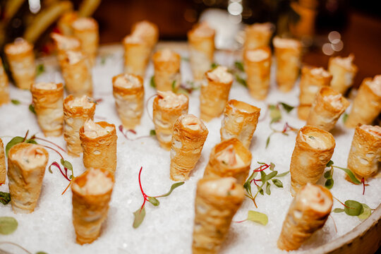 Cones com frutos do mar em meio ao gelo