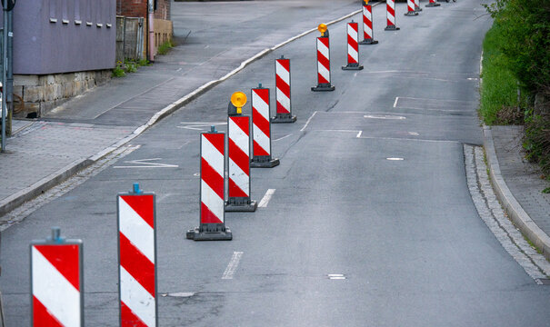 Rot-wei&szlig;e Barken begrenzen eine Baustelle