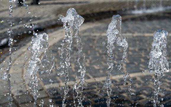 Nahaufnahme vom pl&auml;tschernden Wasser eines Springbrunnens