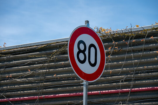 Stra&szlig;enschild: Tempolimit 80 km/h