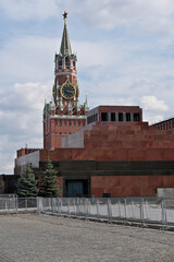 Obraz premium Iconic Red Square in Moscow: Spasskaya Tower and Lenin's Mausoleum under Cloudy Skies