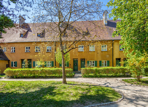 Die Fuggerei ist die &auml;lteste bestehende Sozialsiedlungen der Welt, gestiftet von Jakob Fugger, Augsburg, Schwaben, Bayern, Deutschland