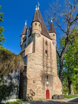 F&uuml;nfgrat Turm oder auch F&uuml;nffingerles Turm, Wehrturm der Augsburger Stadtmauer, Augsburg, Schwaben, Bayern, Deutschland, Europa