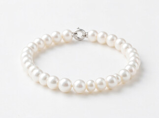 Obraz premium A beautiful white pearl bracelet with a silver clasp, perfect for formal occasions