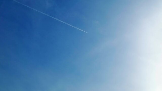 美しい青空と飛行機雲