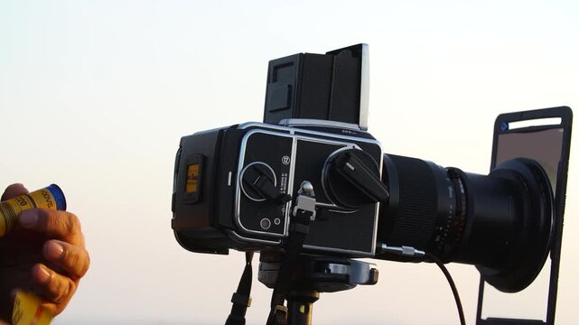 Silhouette of Photographer with Camera Taking Photos of Sunset Over West Coast Mudflats and Barley Fields Korea 한국 서해안 갯벌 농촌 보리밭 사진 촬영 작가 카메라 노을 석양 사람 카메라맨 아날로그 필름카메라 실루엣 모래갯벌 일몰 출사 풍경