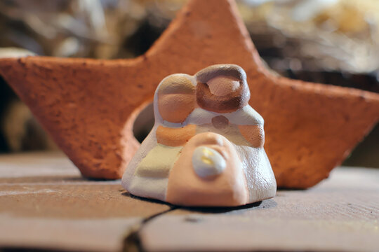 Petite cr&egrave;che en poterie