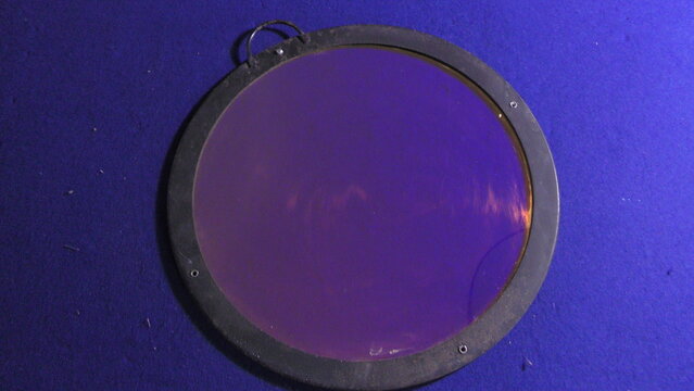 Filtro e lente per faro cinematografico e teatrale.