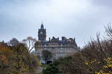 Obraz premium Holyrood Palace Arthur Seat hill autumn trees Edinburgh Scotland