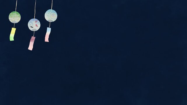 Watercolor wind chime swaying gently, seamless loop animation,4K (10sec), night,Japanese summer background with copy space/水彩風鈴のシームレスループ背景 コピースペースあり 日本の夏 風鈴アニメーション よこ