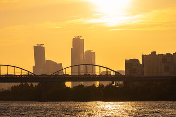 Obraz premium Golden sunset over Dongjak Bridge and Yeouido skyline at Han River, Seoul, South Korea 