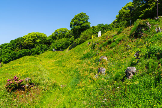 史跡小牧山　大手口の土塁と堀（愛知県小牧市）