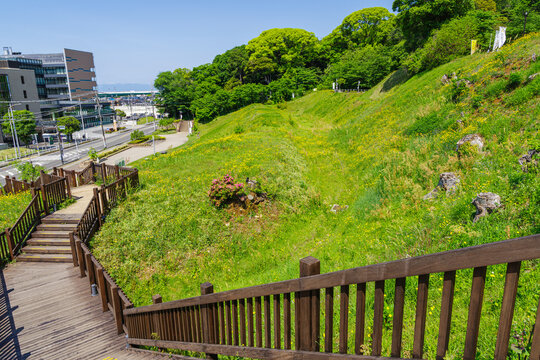 史跡小牧山　大手口の土塁と堀（愛知県小牧市）