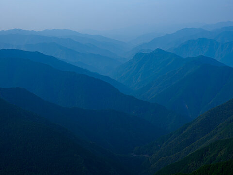 夜明け。雄大な風景。山の稜線。登山。トレッキング。高山の森林の景色。自然風景。