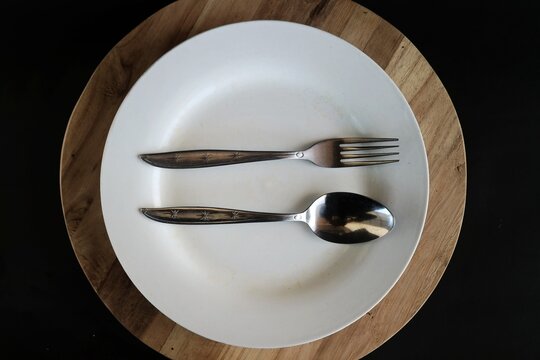 The position of the spoon and fork parallel and horizontal in the middle of the plate is often interpreted as a sign that the food is delicious or filling.