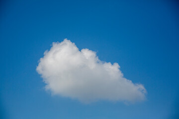 Obraz premium Beautiful Fluffy White Clouds in a Bright Blue Sky on a Sunny Day