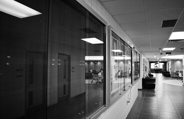 Naklejka premium Modern Empty CModern Empty Corridor Interior in Black and Whiteorridor Interior in Black and White