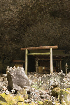 高千穂峡の天安河原の祠