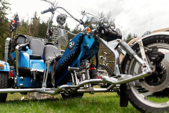 Skeleton Riding Trike 「Motorcycle Trike」の写真素材 | 29,300件の無料イラスト画像 | Adobe Stock