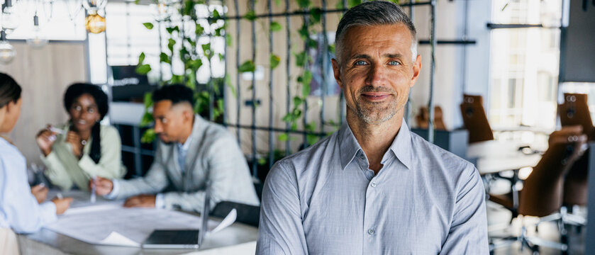 Veteran consultant providing insights to collaborative team with assurance