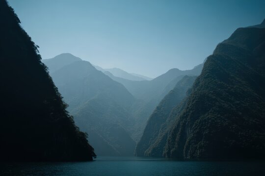 急峻な山々の間の谷で、下には穏やかな水があります