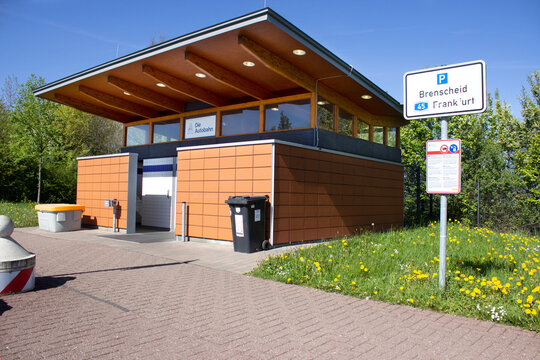 Modernes Sanit&auml;rgeb&auml;ude auf dem Autobahnrastplatz Brenscheid A45 in Richtung Frankfurt, Deutschland
