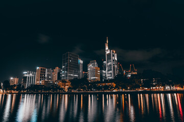 Obraz premium Frankfurt Skyline bei Nacht