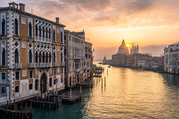 Naklejka premium sunrise on grand canal from accademia bridge, venice