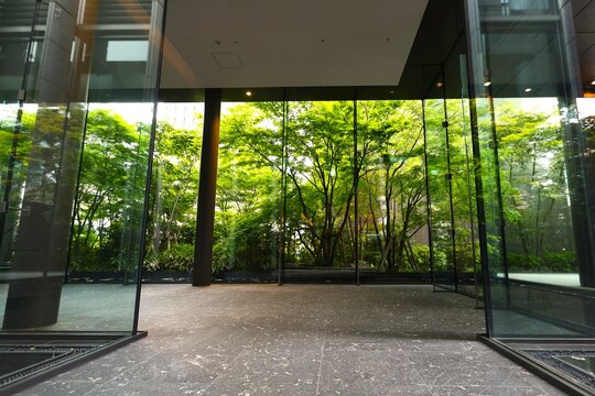 緑地と調和した高級マンションのエントランス空間