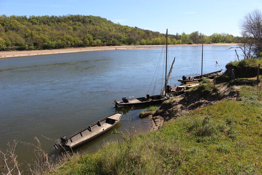 F&ucirc;treaux (barques traditionnelles &agrave; fond plat) au bord de la Loire en aval du Bec d'Allier au printemps