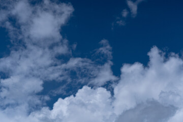 Fototapeta premium Scattered Cumulus Clouds on Deep Blue Sky Backdrop