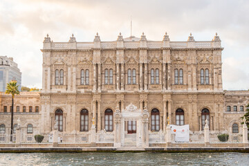 Fototapeta premium The magnificent facade of the Dolmabahçe Palace seen from the Bosphorus, showcasing its ornate Ottoman architecture and white marble detail.