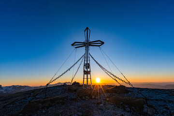 Sonnenaufgang Hochturm - Erzberg Leoben - Steiermark - Österreich - Gipfelkreuz © Christoph Trois