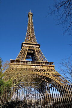 Tour Eiffel en contre plong&eacute;e avec ciel bleu.