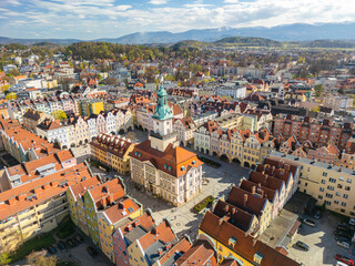 Jelenia Góra, Ratusz, stare miasto, z widokiem na Karkonosze © Maciej Chyra
