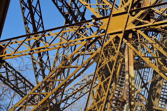 Tour Eiffel. D&eacute;tail de pilier en fer avec croisillions. 