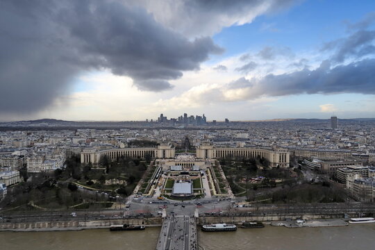 Le Trocad&eacute;ro vu de la Tour Eiffel. Temps nuageux.
