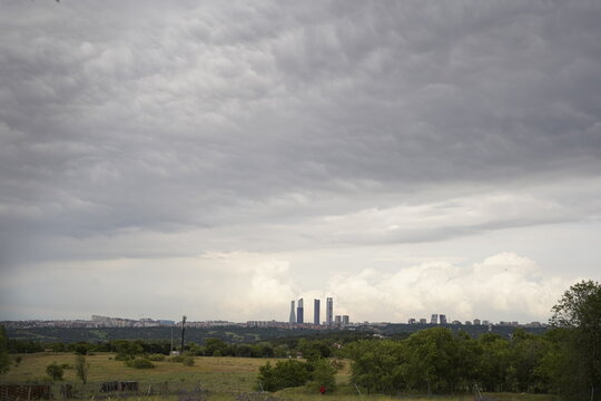 Horizonte de la ciudad de Madrid con sus diferentes edificios y arquitectura desde el exterior de la ciudad con cielo de nubes