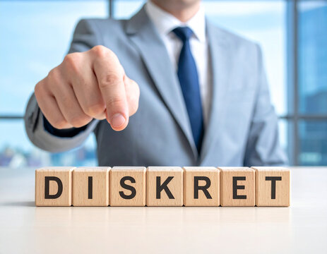 Diskret - Geschäftsmann zeigt auf den Text "Diskret"