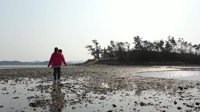 한국 신안 섬 갯벌 노두 노두길 징검다리 밀물 썰물 섬노두길 바다 서남해안 바다길 12사도 순례길 전라남도 항구 선착장 예술 종교 작품 여행 배 여객선