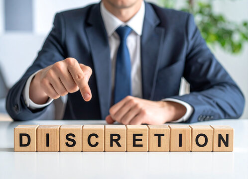 Discretion - Geschäftsmann zeigt auf den Text "Discretion"