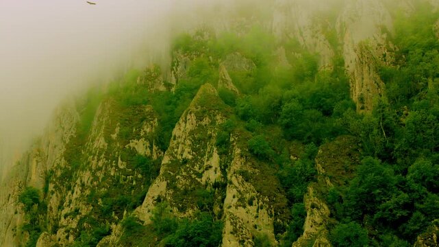 Toma cinematogr&aacute;fica de una monta&ntilde;a imponente erosionada por el tiempo, con tono de cielo misterioso