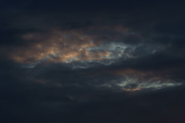 Obraz premium Dramatic summer sunset sky with cumulus clouds, colorful evening light and atmospheric cloudscape.