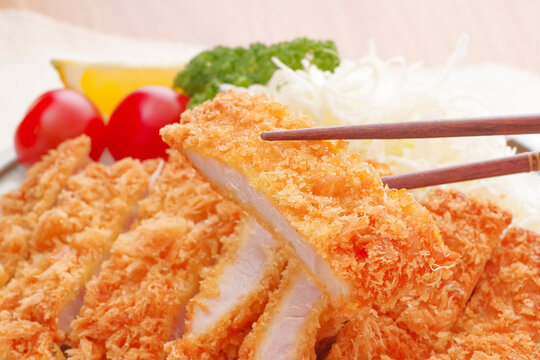 皿に盛り付けた揚げたてのとんかつ
